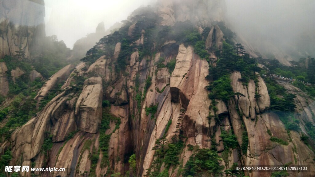 云雾缭绕的险峻山峰