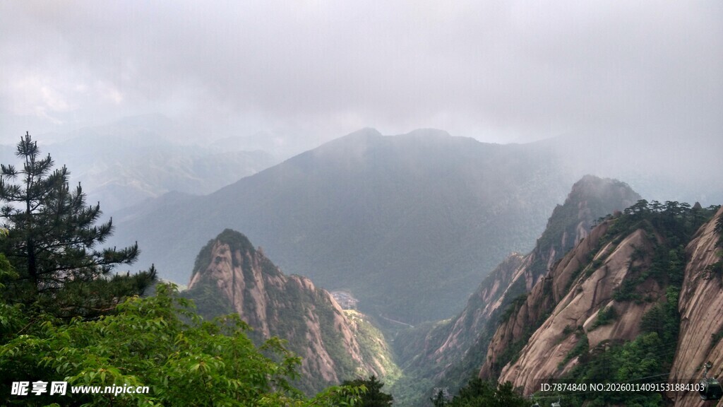 云雾缭绕的壮美山峦