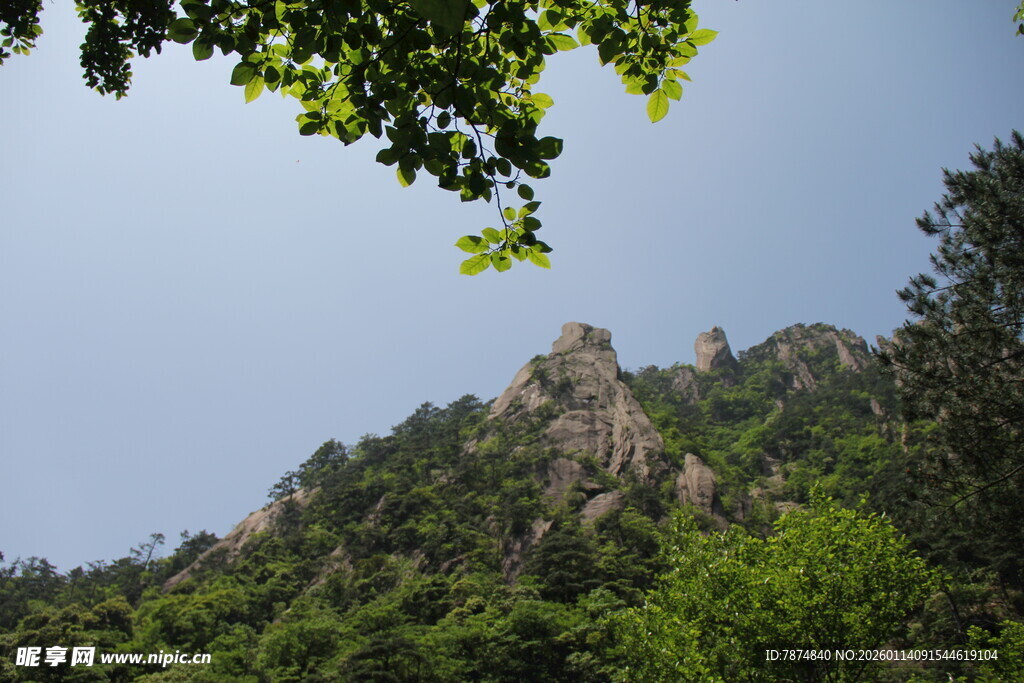 青山绿树间的秀丽山峰