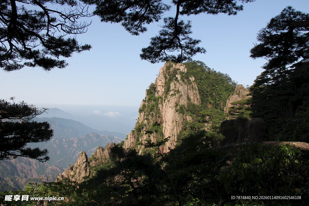 黄山奇峰 绿树环绕美景