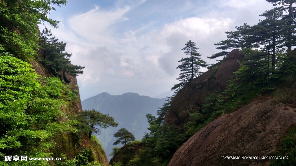 山间绿意盎然的壮丽景色