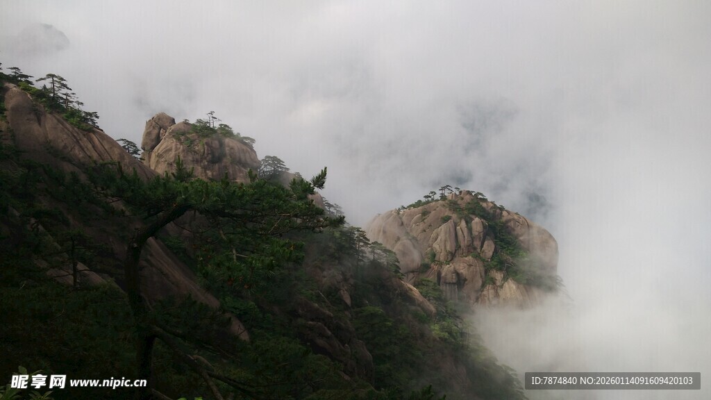 云雾缭绕的壮美山峦