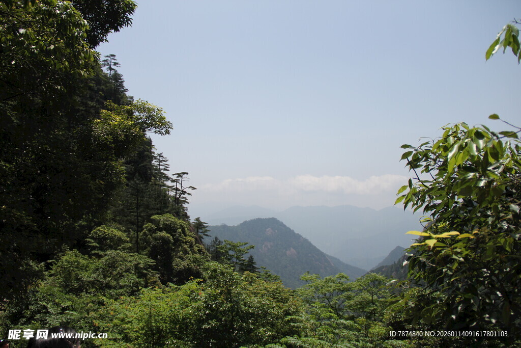 山林间远眺青山美景