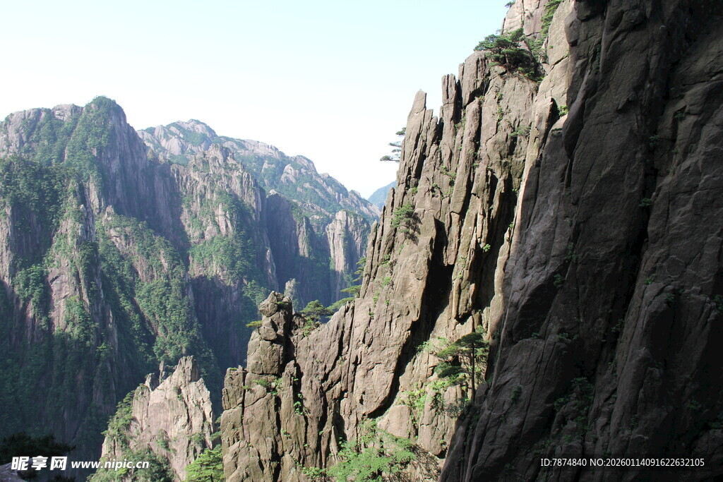 巍峨险峻的壮丽山景