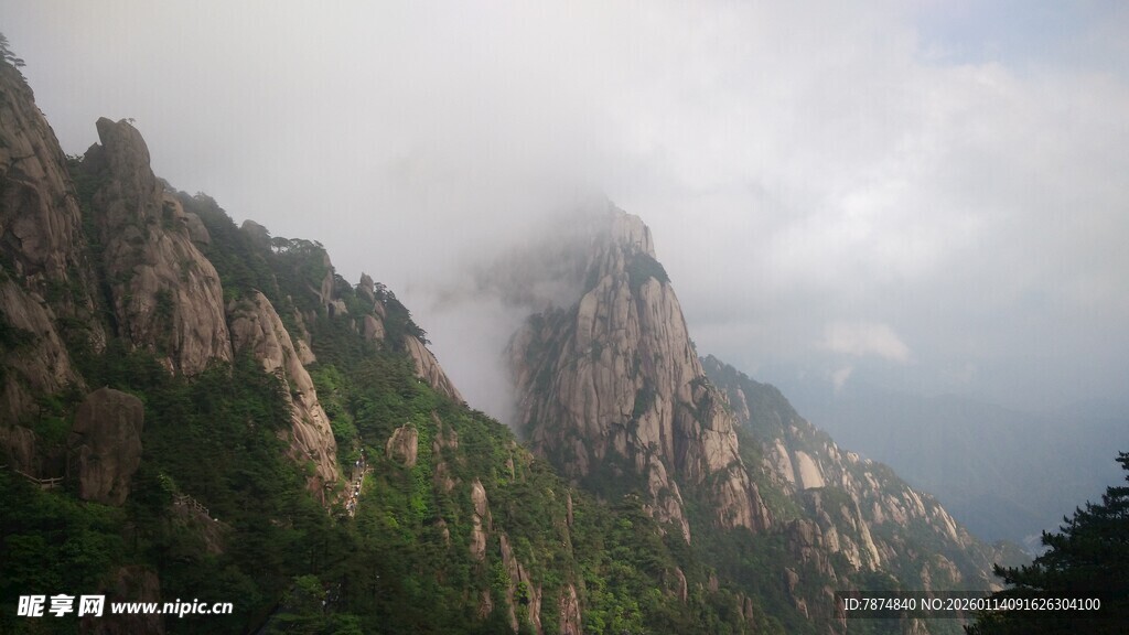 云雾缭绕的壮美山峰