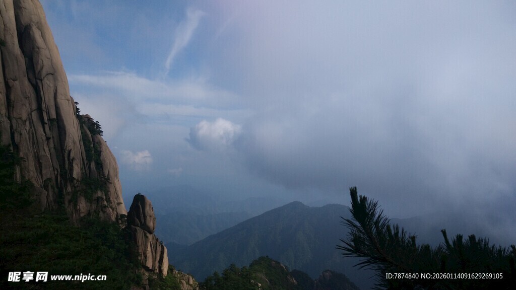 山间云雾缭绕的壮美景色
