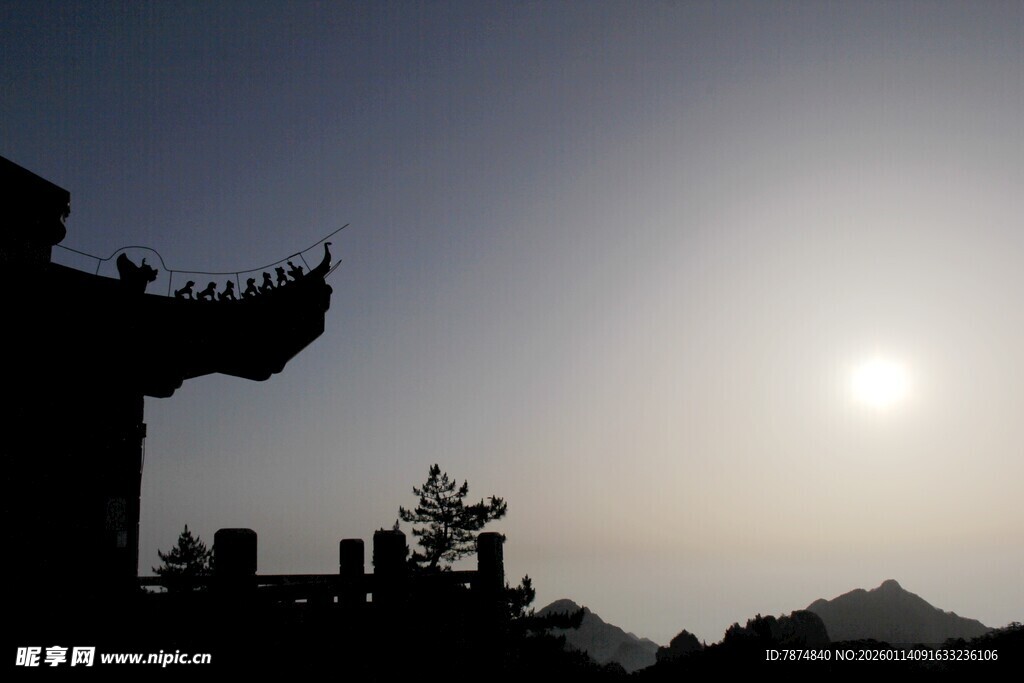 夕阳下的古建筑剪影