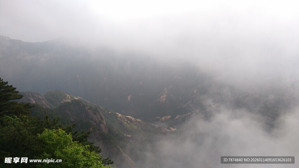云雾缭绕的山峦美景