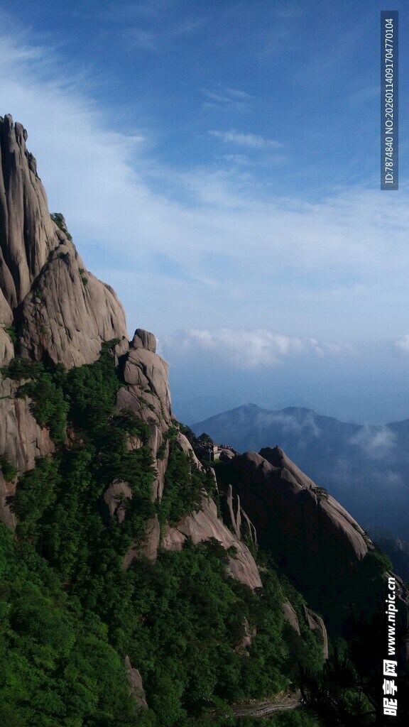巍峨山峦 绿意点缀