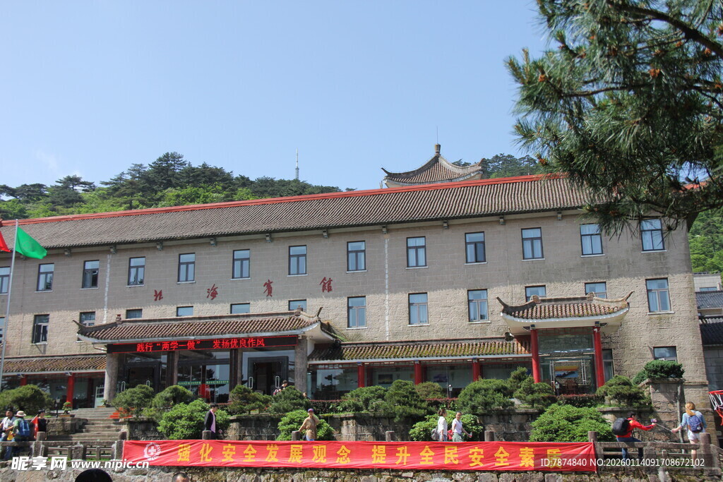 古朴建筑前的热闹场景