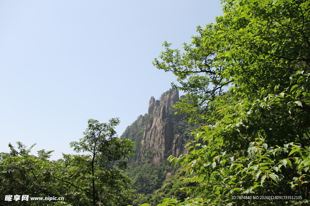 山林间的巍峨峭壁