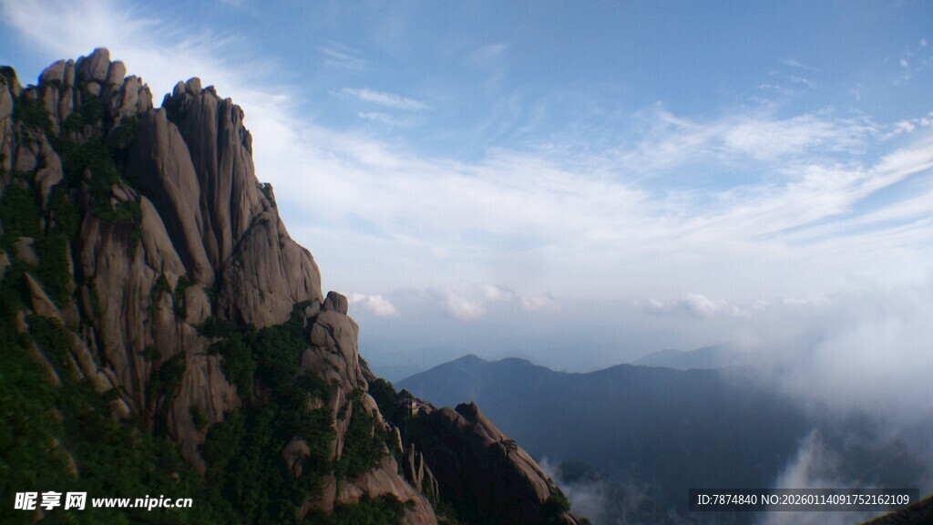 巍峨山峰云海间壮丽景观