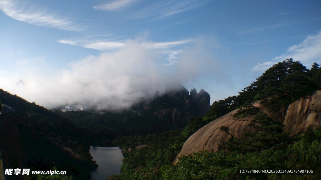 云雾缭绕的壮美山峦景色