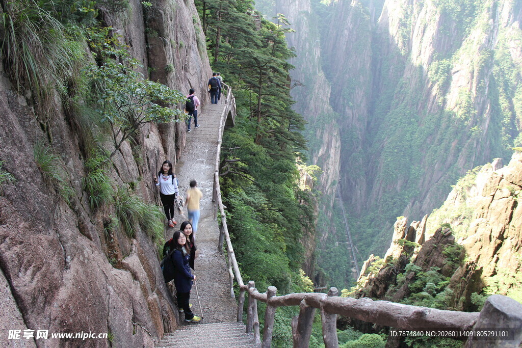 险峻山径上的徒步旅行者