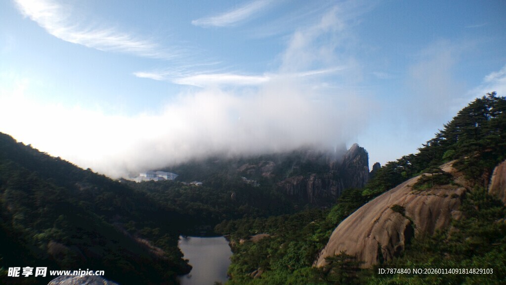 山间云雾缭绕的壮美景色