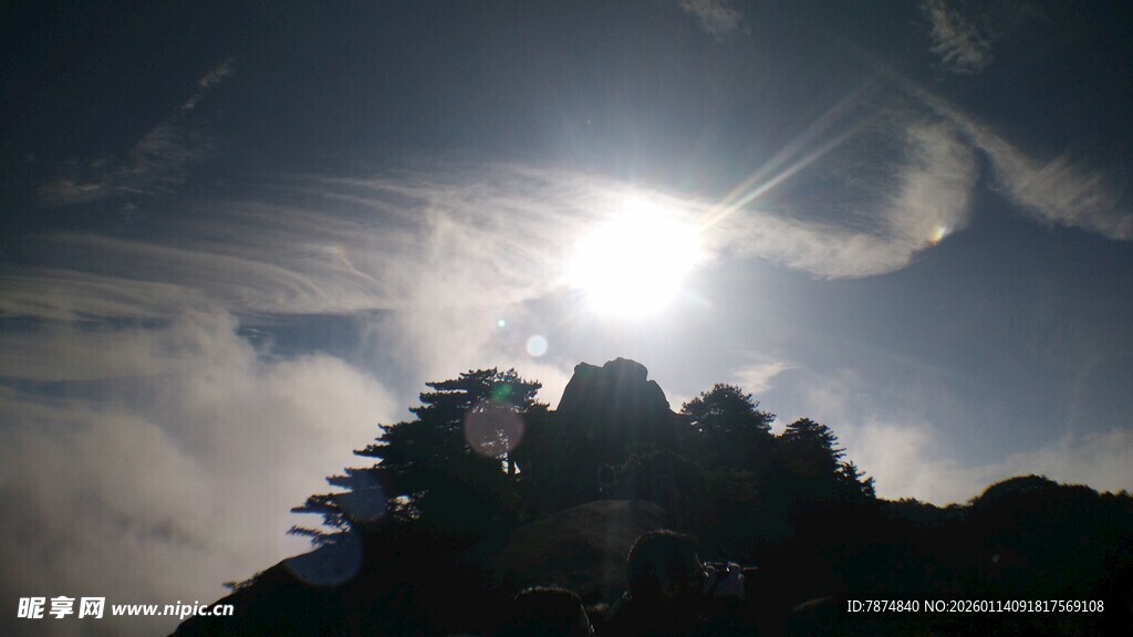 山顶日出云雾缭绕美景