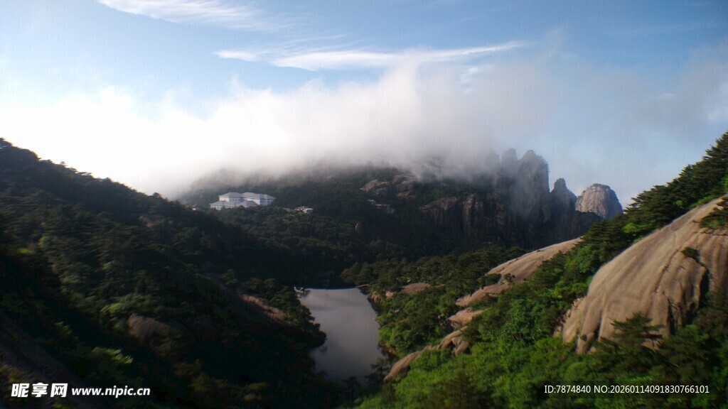 山间云雾缭绕的秀丽风光