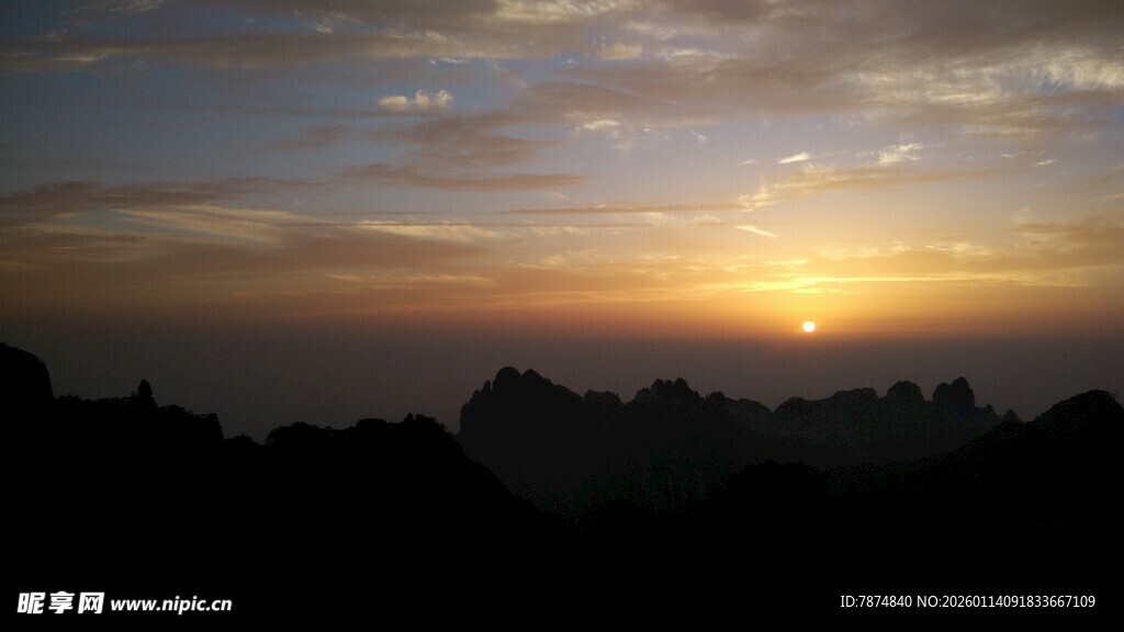 日落时分的壮丽山峦景观