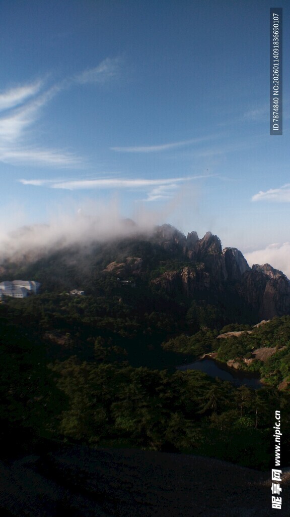 云雾缭绕的山峦美景