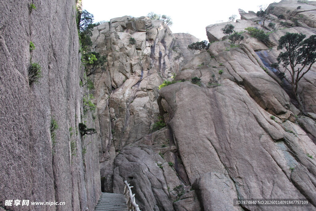 险峻山石间的自然奇观