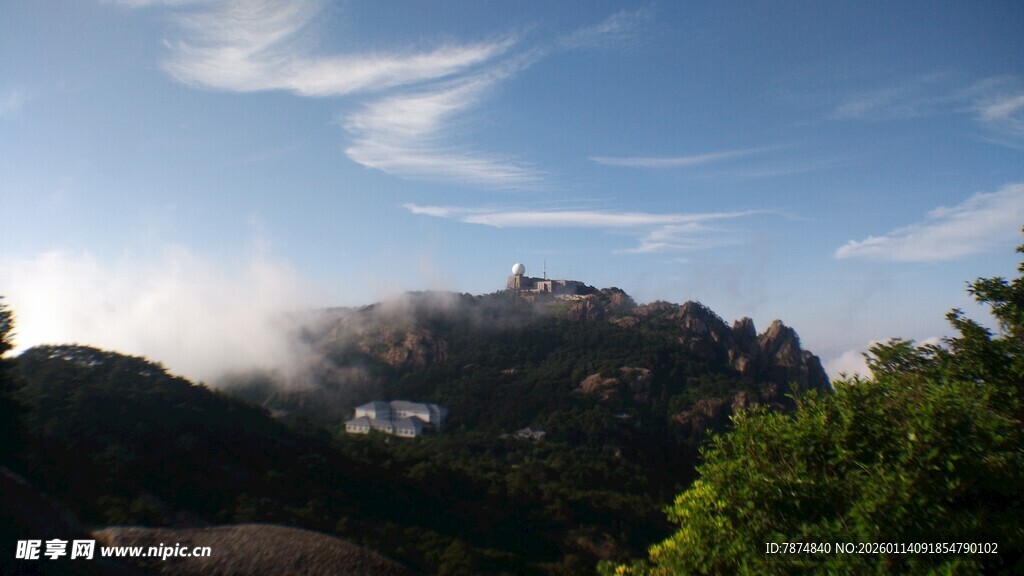 云雾缭绕的山峦美景