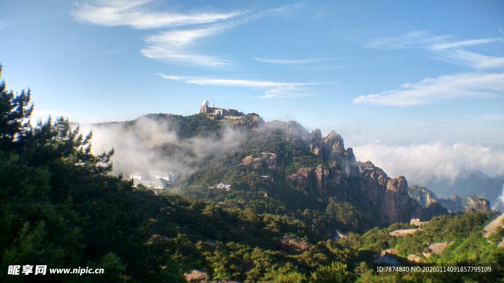 云雾缭绕的壮美山峦景色