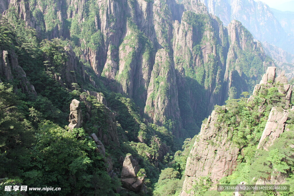 壮丽山景 奇峰绿意盎然