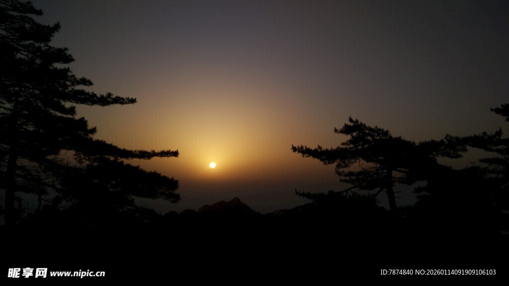 日落山林间美景