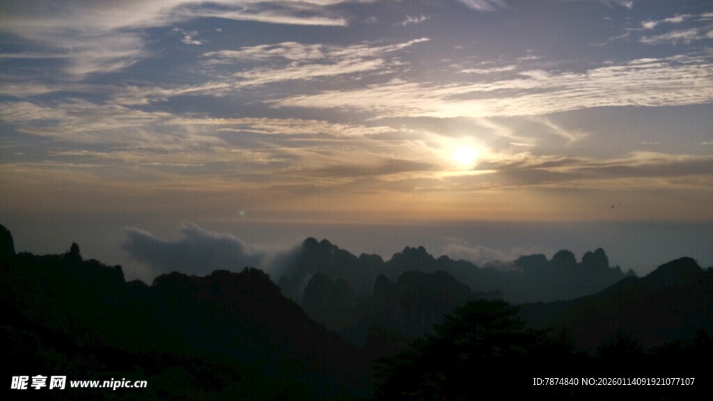 日出时分的山峦美景