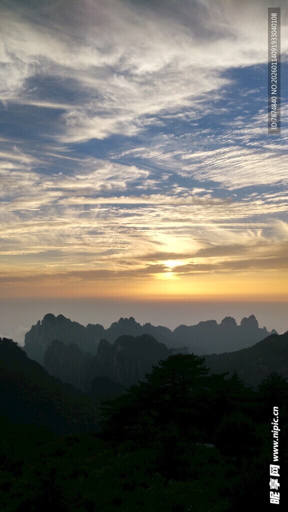 日出时分的山峦美景