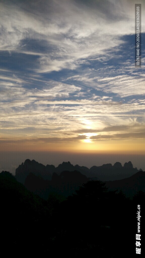 日出时分的壮美云海景观