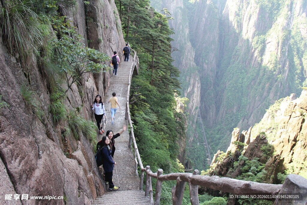 悬崖栈道上的徒步游客