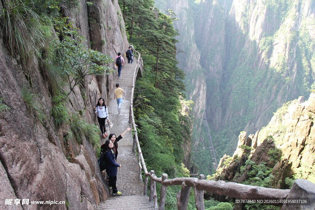 悬崖栈道上的游客风景
