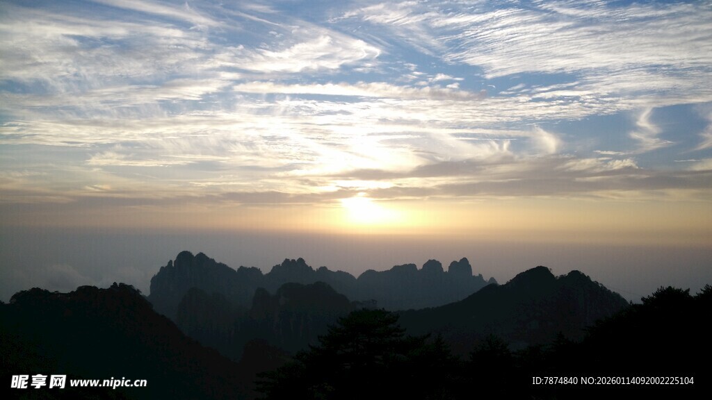 日出时分的壮丽山峦景色