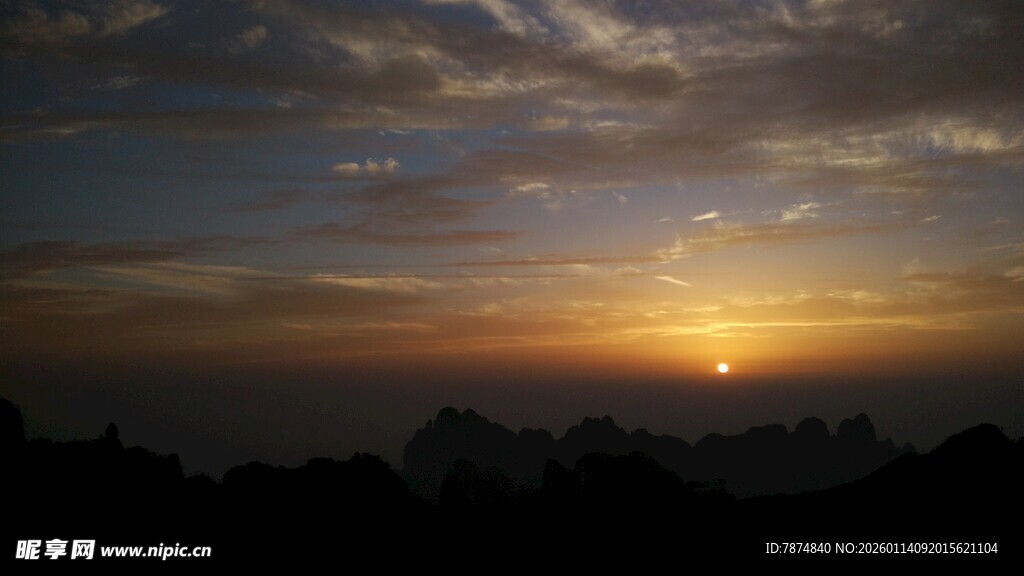 日落时分的壮丽天空景观