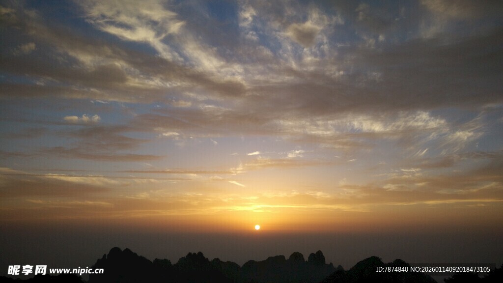 壮丽日落时分的天空美景