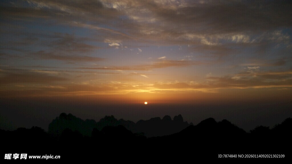 日落时分山间壮丽美景