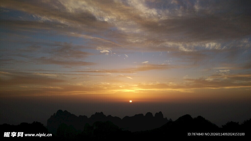 壮丽山间日落美景