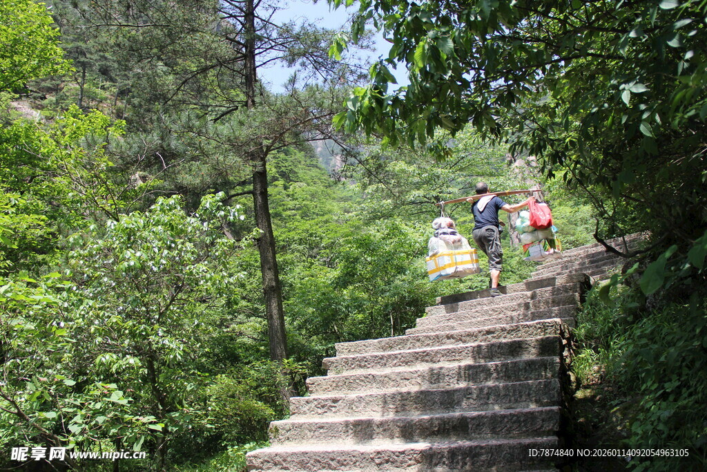 山林间徒步者攀登石阶
