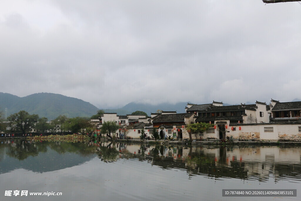 宏村江南水乡静谧村落倒影