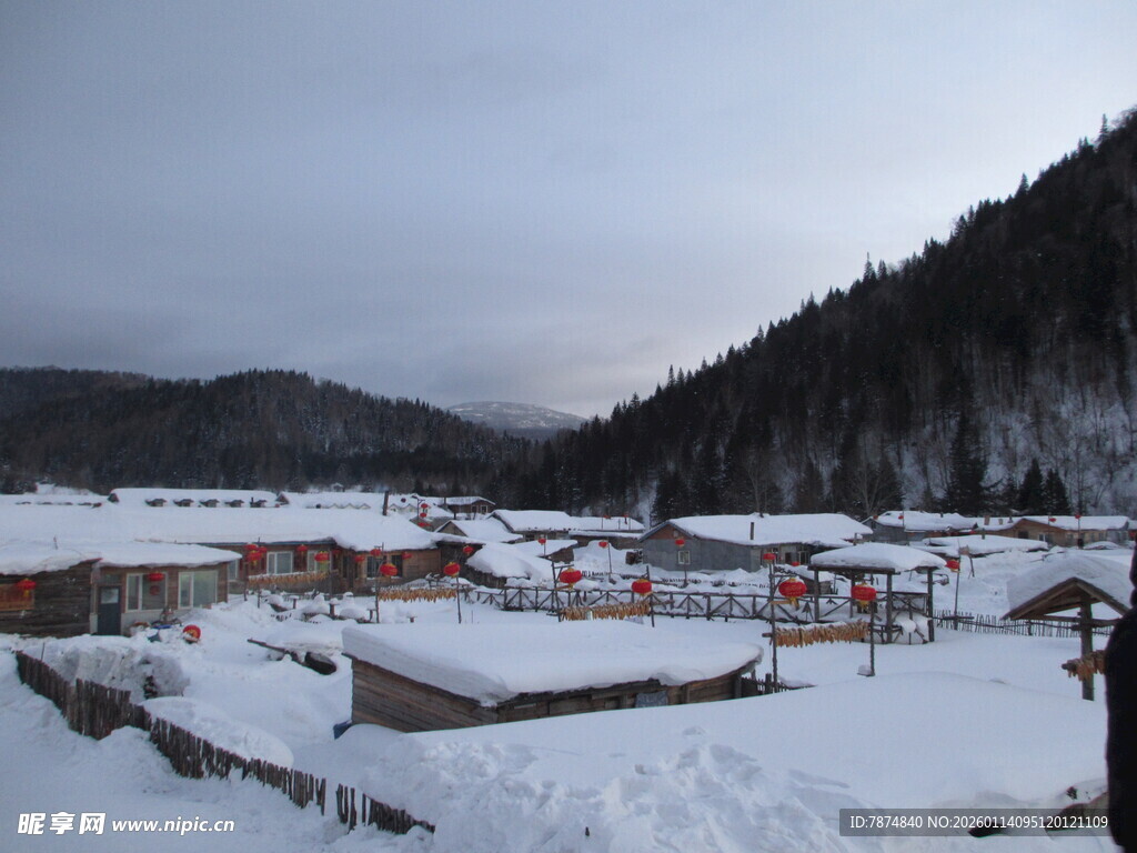 雪覆山村美景