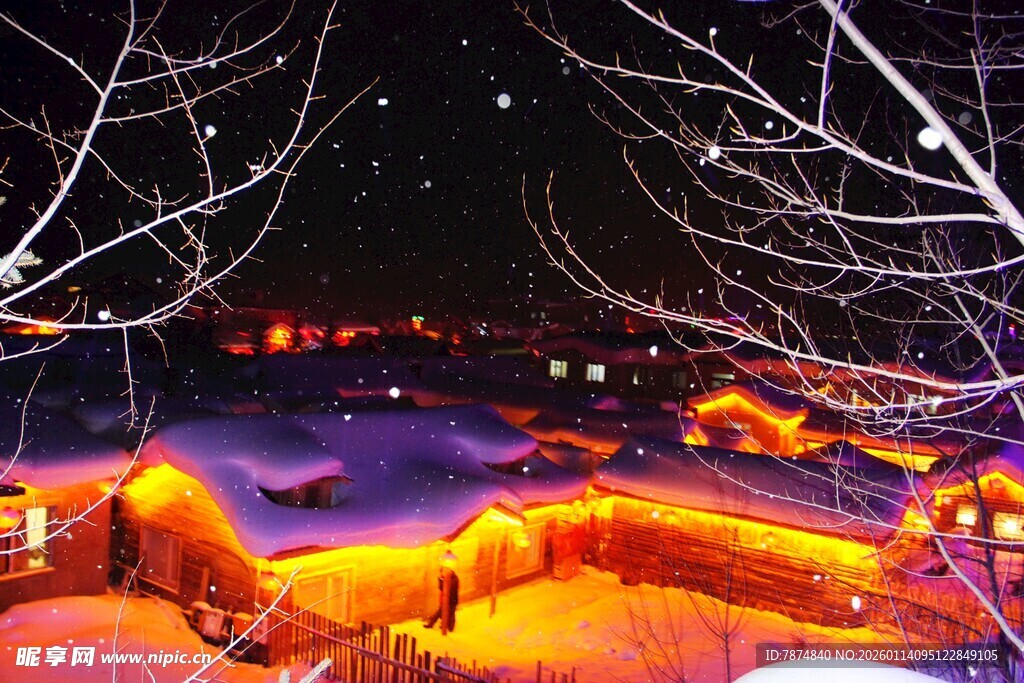 雪夜中的温馨灯火小屋