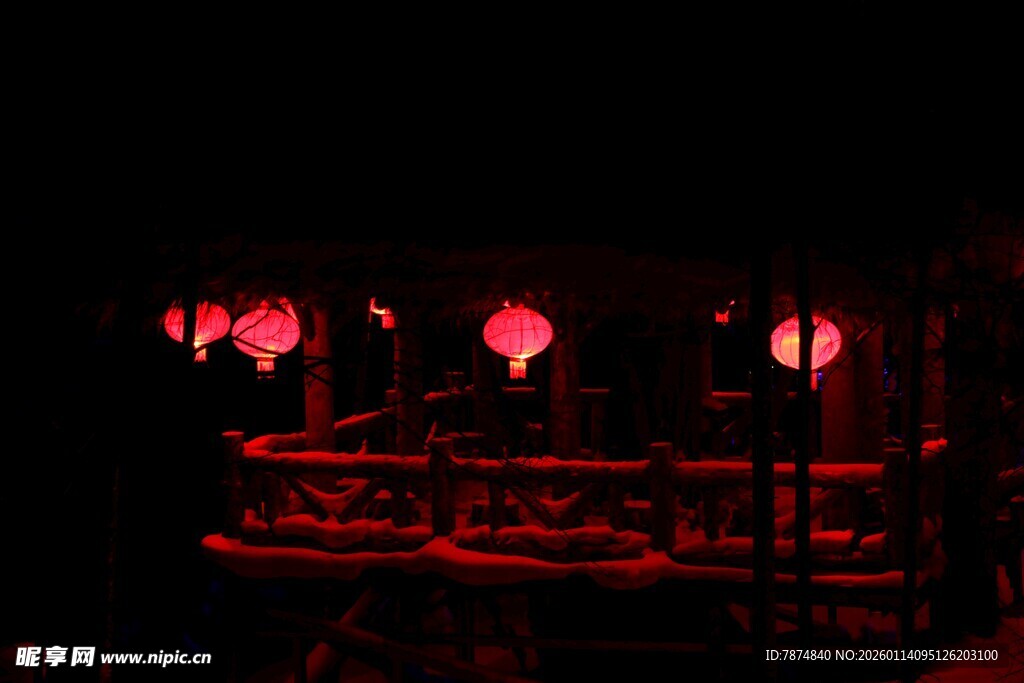 红灯笼营造的中式夜景氛围