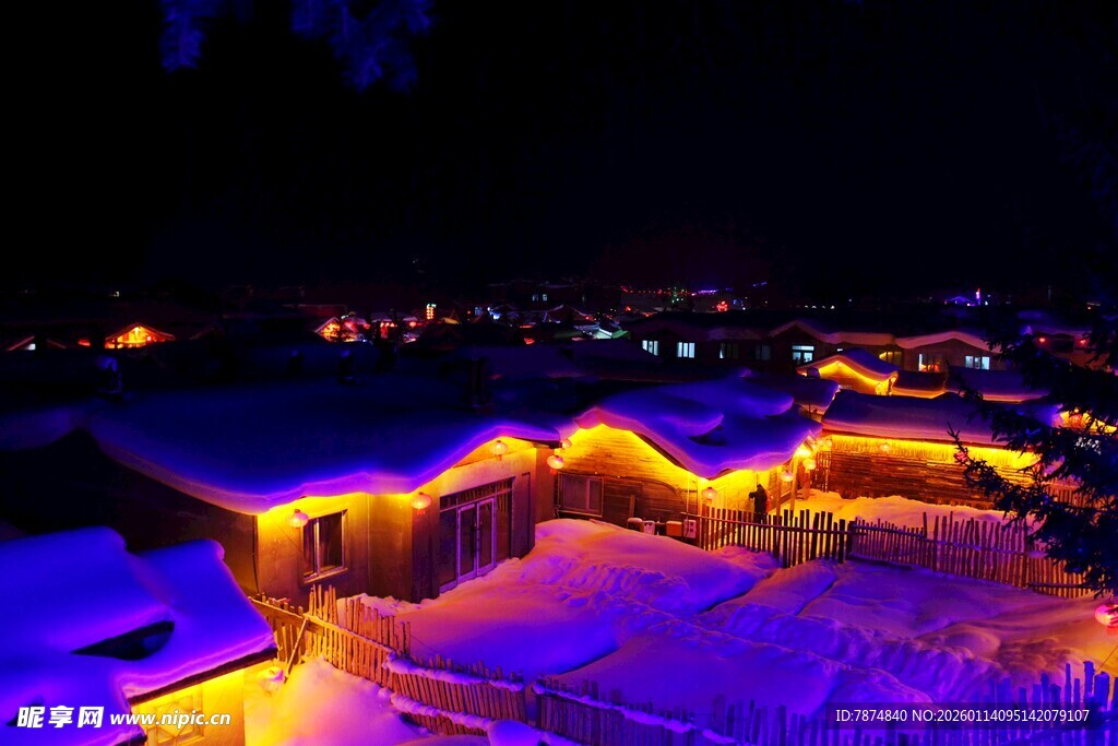 雪夜中灯火璀璨的村落
