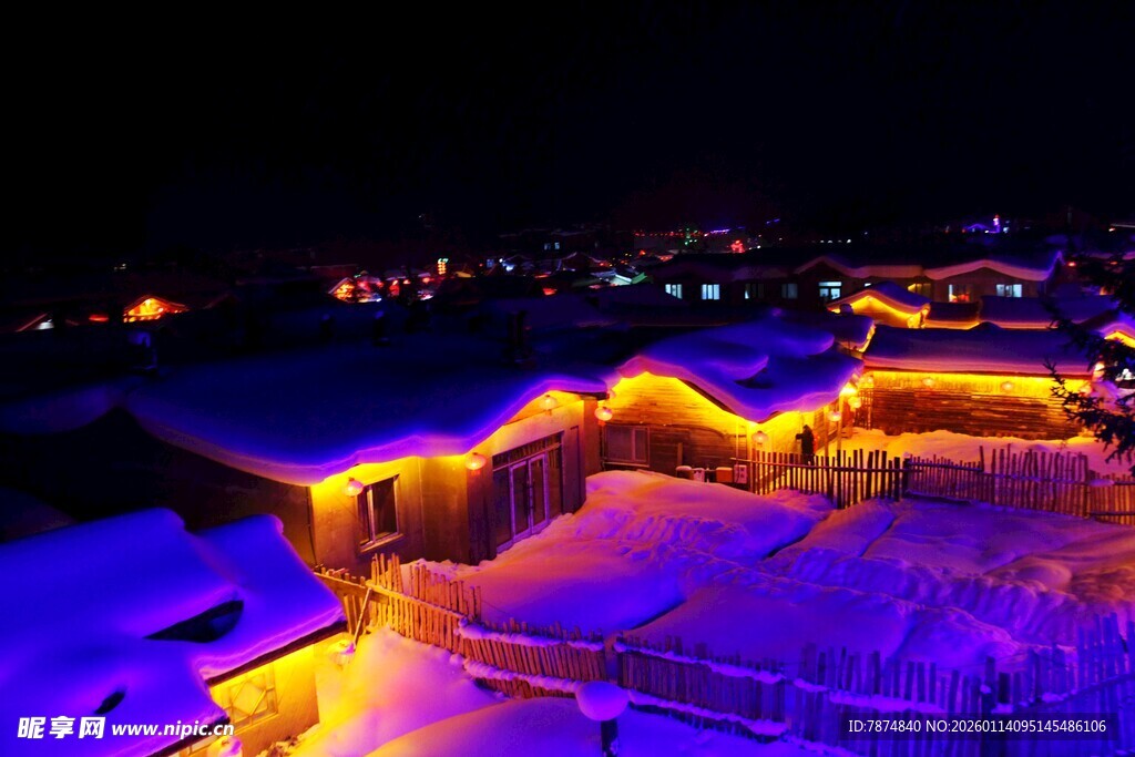 雪夜屋顶灯光梦幻美景