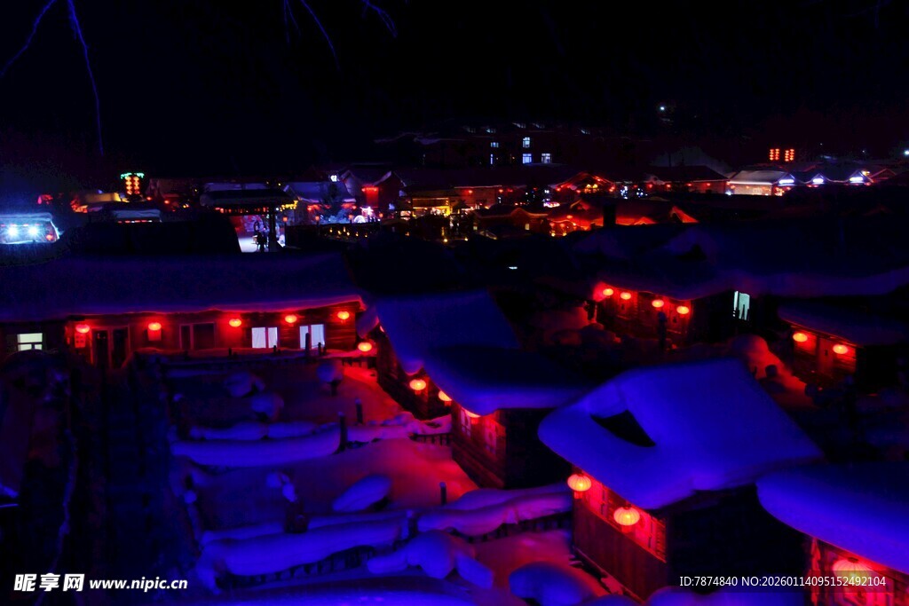 雪乡夜景 梦幻灯光映雪屋