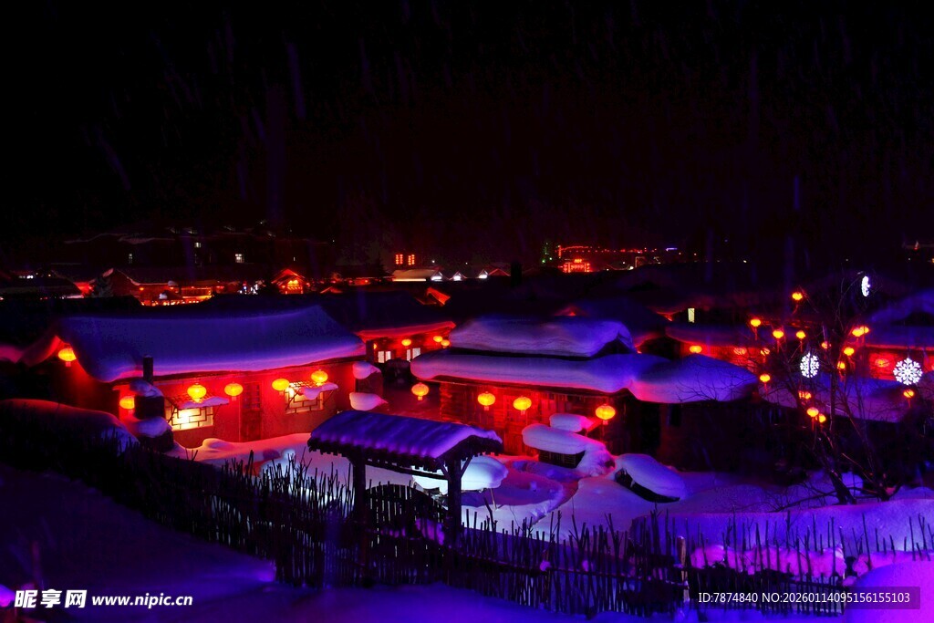 雪夜村落灯火璀璨景象