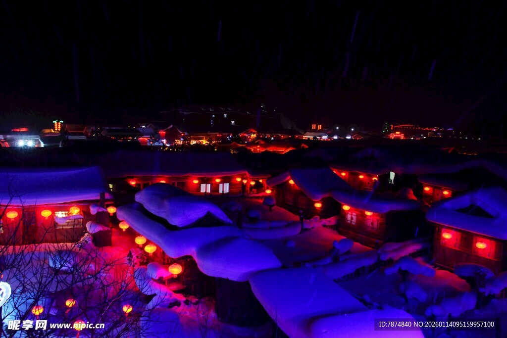 雪夜中的绚烂灯光村落