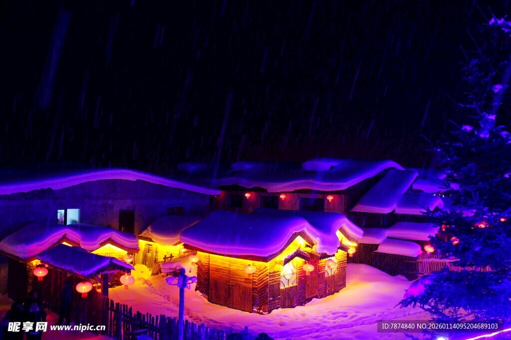 雪夜中的梦幻灯光小屋