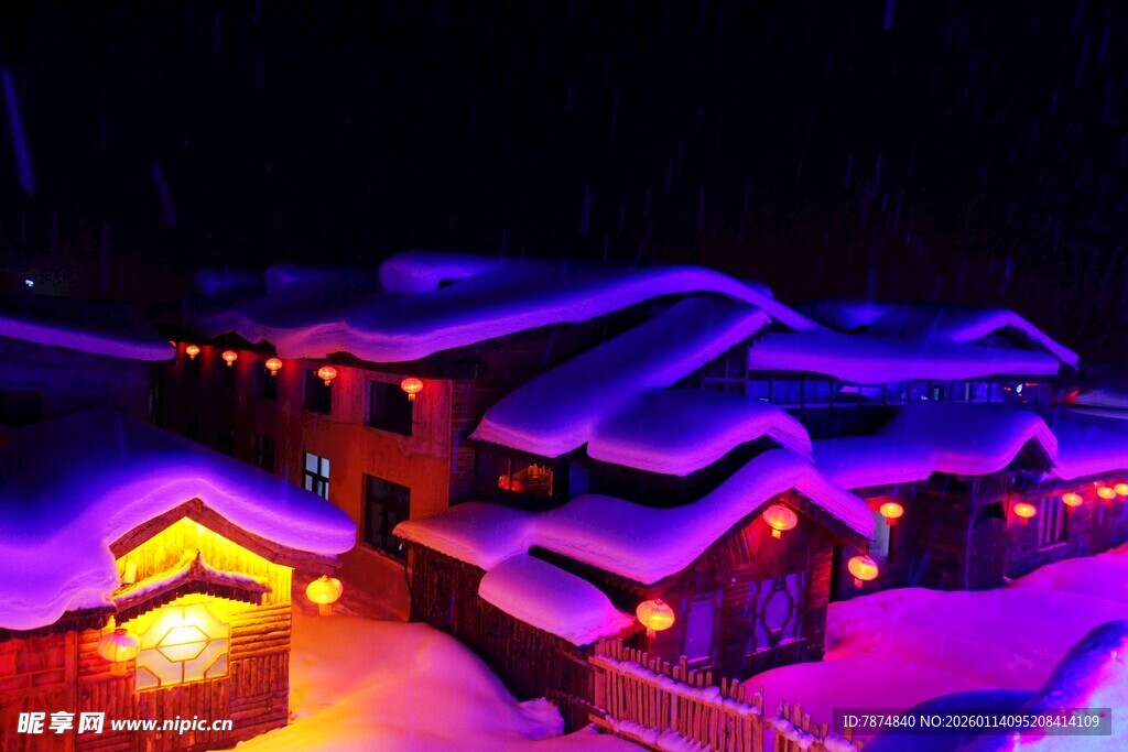雪夜中的梦幻灯光小屋